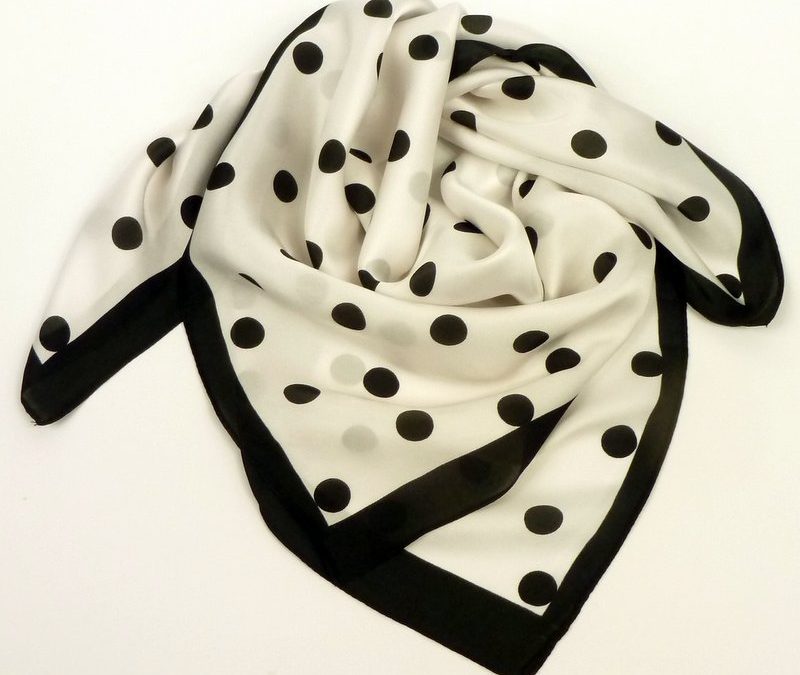 Apaszka biała w kropki z jedwabiem
