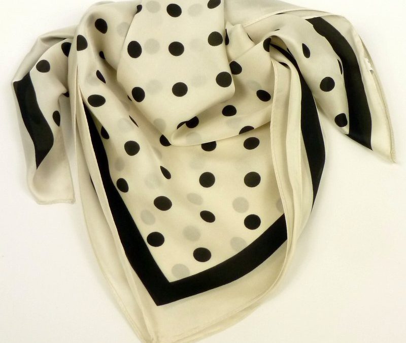 Apaszka ecru w kropki z jedwabiem