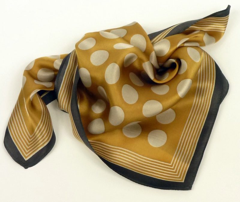 Apaszka gawroszka jedwabna kropki beżowa