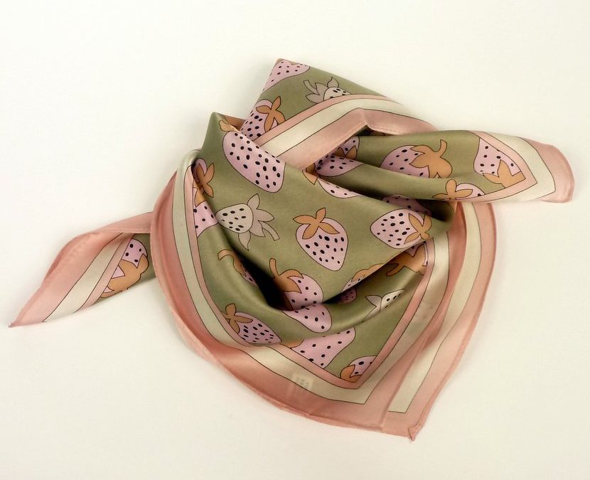 Apaszka gawroszka jedwabna truskawki beżowa