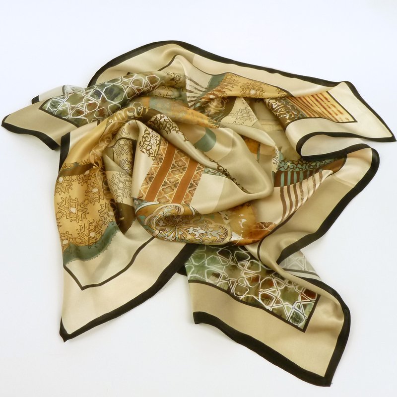 Apaszka jedwabna w beżowych odcieniach we wzory