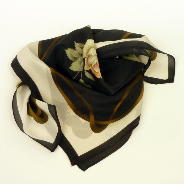 Apaszka jedwabna czarna w róże