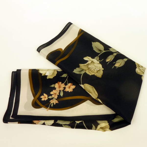 Apaszka jedwabna czarna w róże - obrazek 3