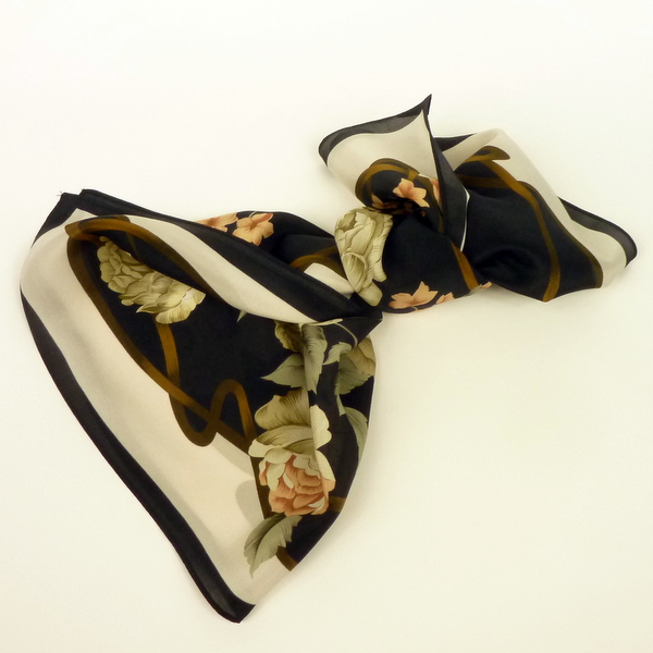 Apaszka jedwabna czarna w róże - obrazek 4