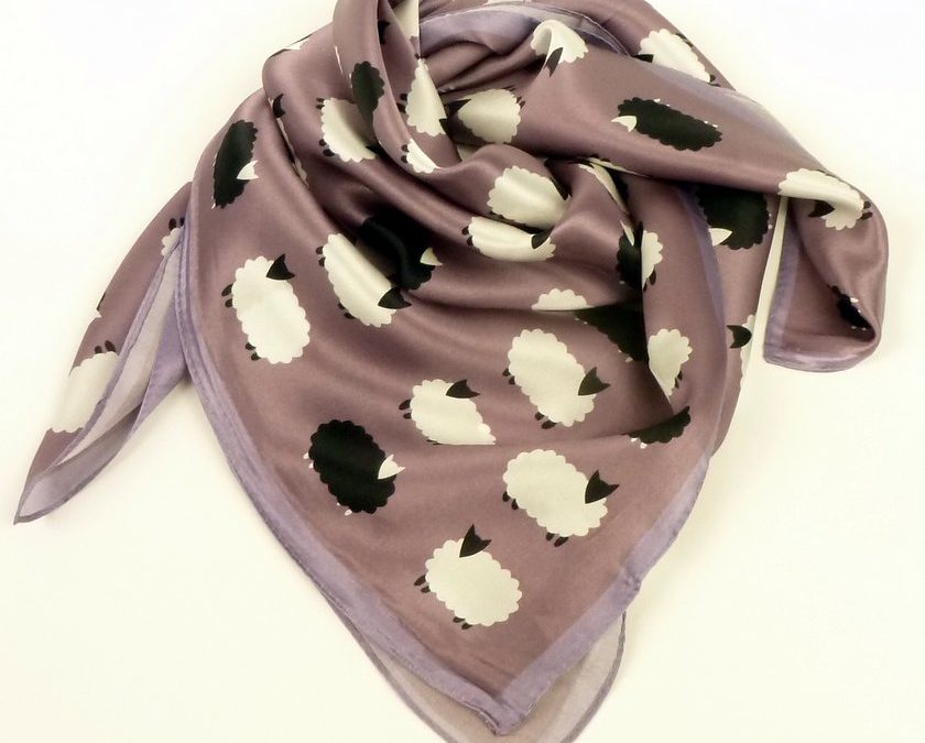 Apaszka jedwabna damska owieczki