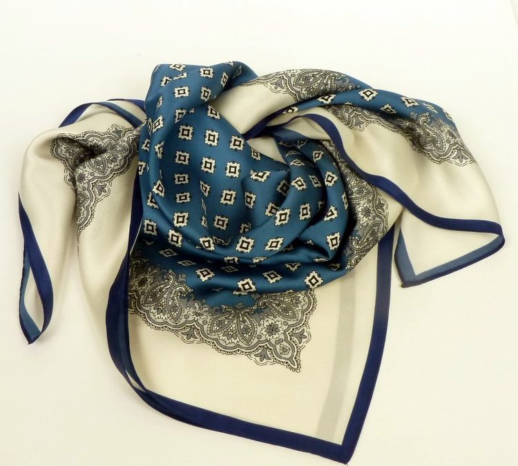 Apaszka jedwabna drobny wzór niebieska