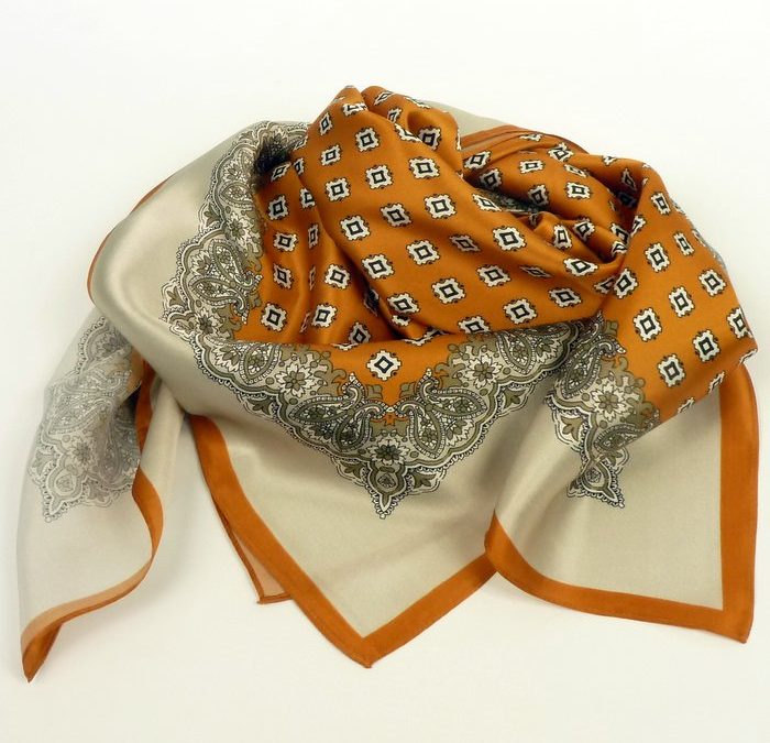 Apaszka jedwabna drobny wzór pomarańczowa