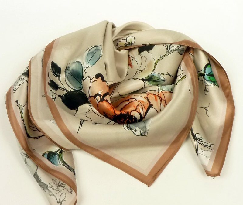 Apaszka jedwabna duża kwiaty beżowa