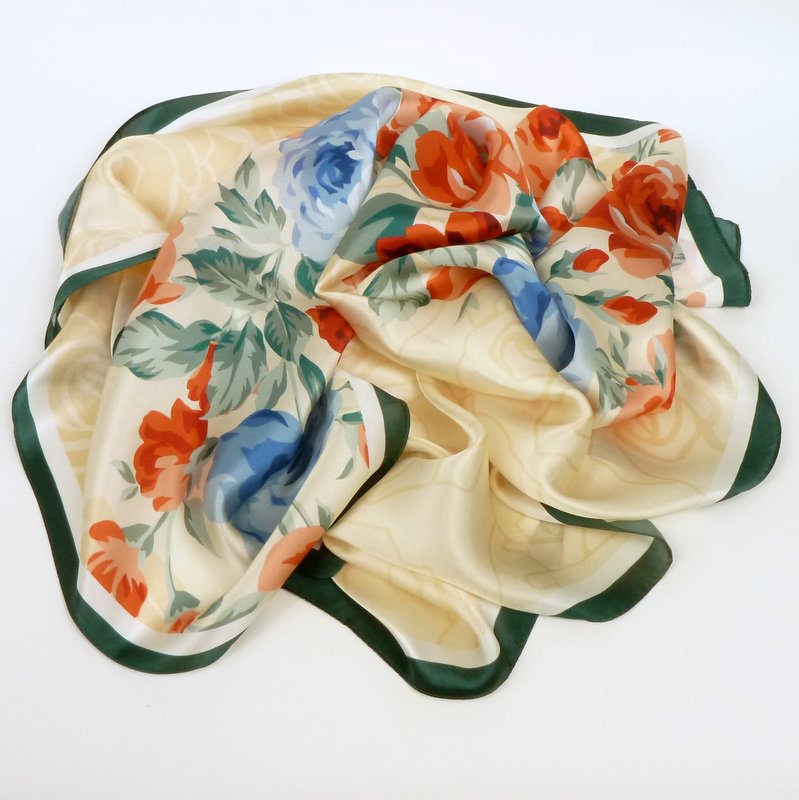 Apaszka jedwabna z motywem róż