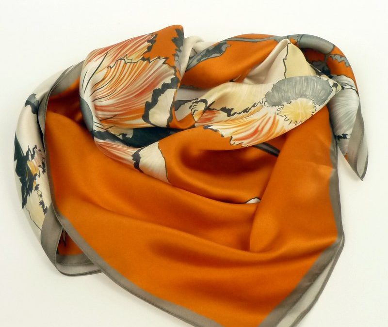 Apaszka jedwabna kwiaty ecru-pomarańczowa