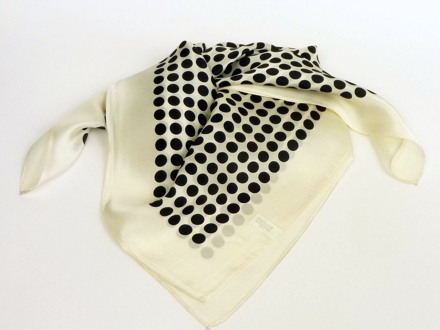 Apaszka jedwabna w czarne kropki