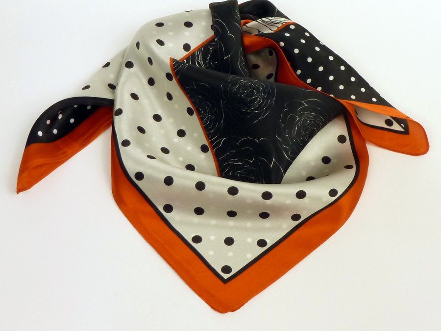 Apaszka jedwabna w kropki i róże