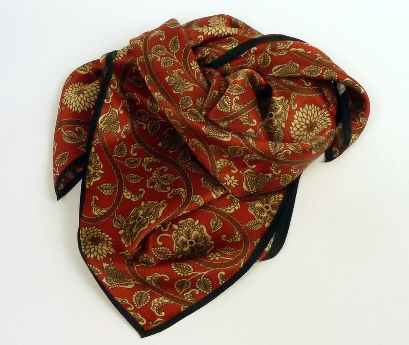 Apaszka jedwabna w kwiaty czerwona