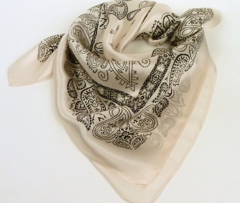 Apaszka jedwabna w czarne motywy