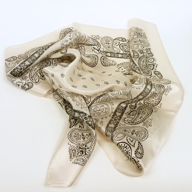 Apaszka jedwabna w czarne motywy