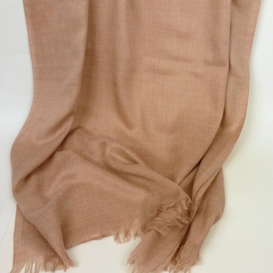 Cienki różowy szal damski