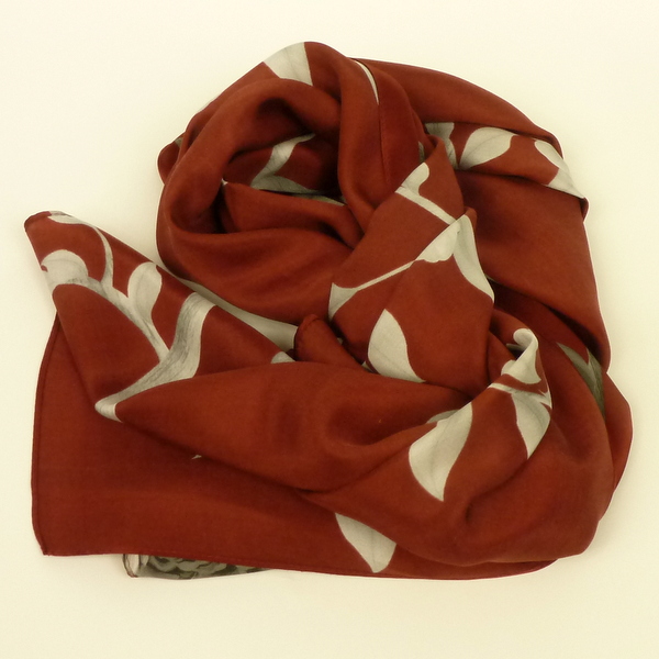 Cienki szal jedwabny bordowy - obrazek 3