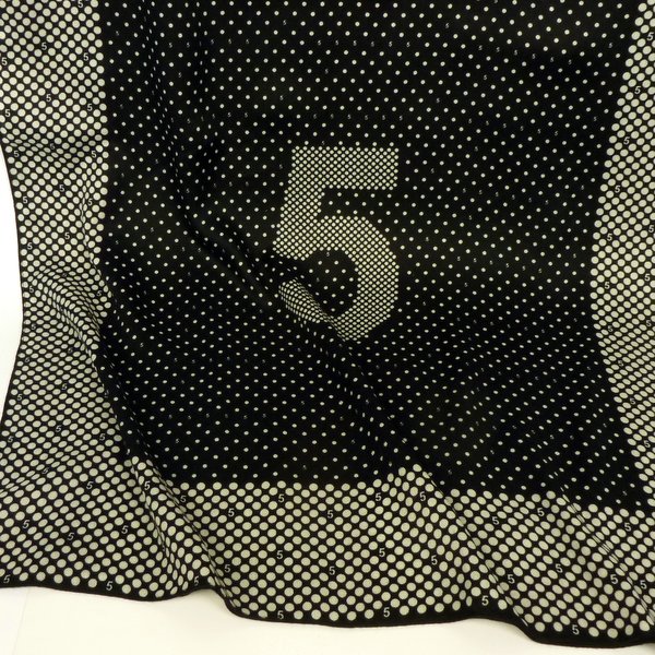 Cienki szal czarno-biały