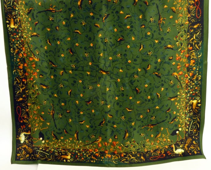 Elegancka apaszka damska jedwabna zielona z uroczym wzorem