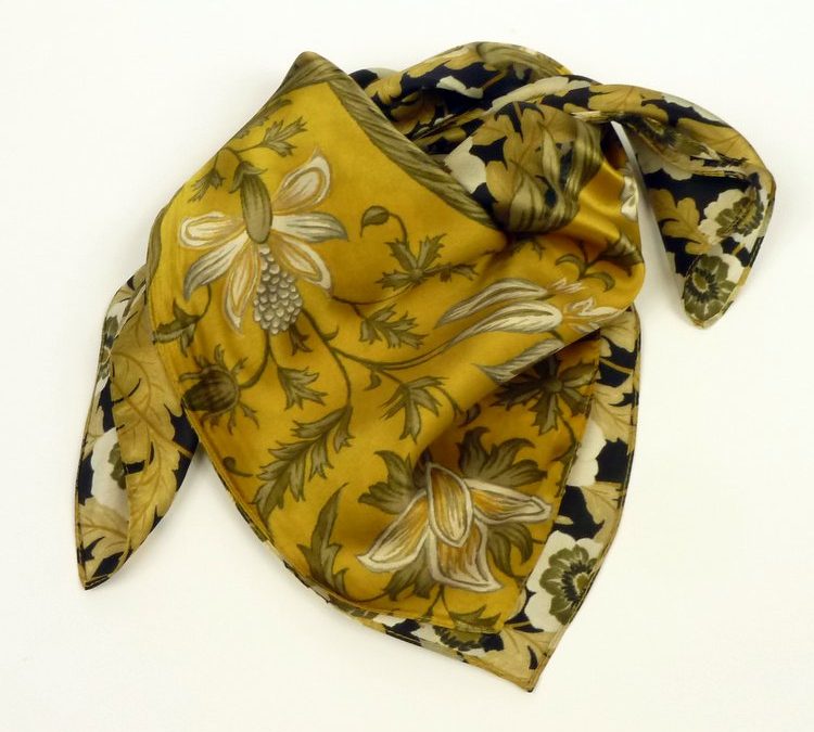 Elegancka apaszka jedwabna kwiatowa