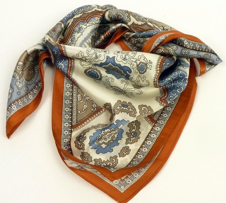 Elegancka apaszka jedwabna ornamenty