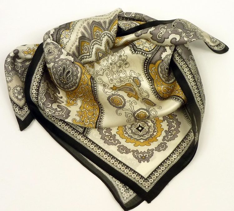 Elegancka apaszka jedwabna ornamenty