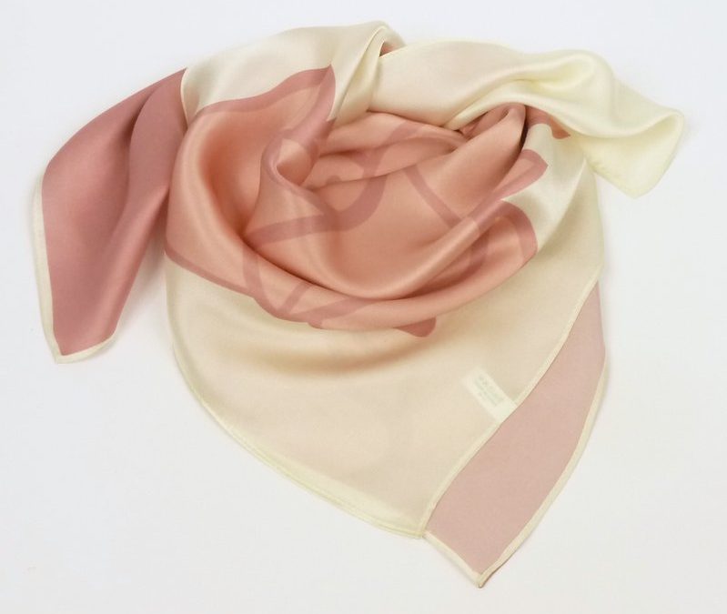 Elegancka apaszka jedwabna trzy kwiaty