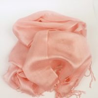 Cienki i elegancki szal do sukienki w pastelowym odcieniu jasnego różu