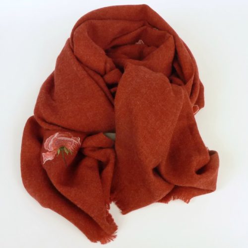 Czerwony szal damski jesienno-zimowy z dodatkiem wełny.