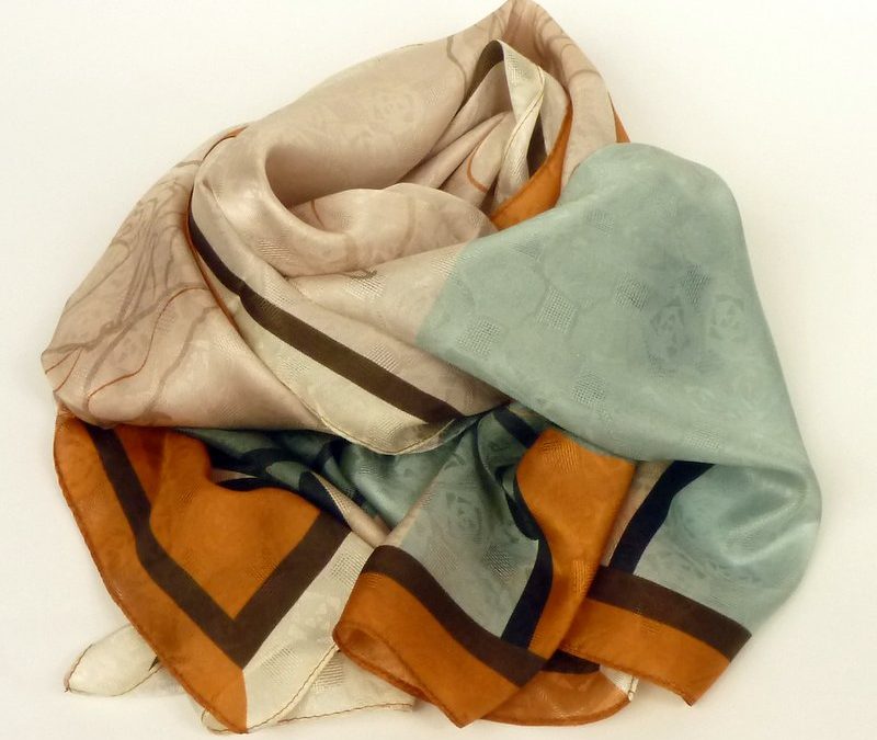 Szal jedwabny beżowy z kwiatem