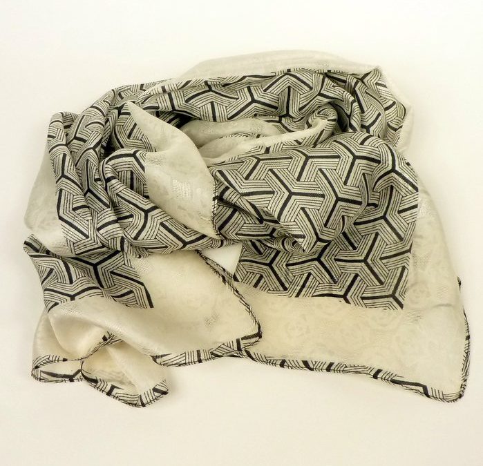 Szal jedwabny biało-czarny geometryczny