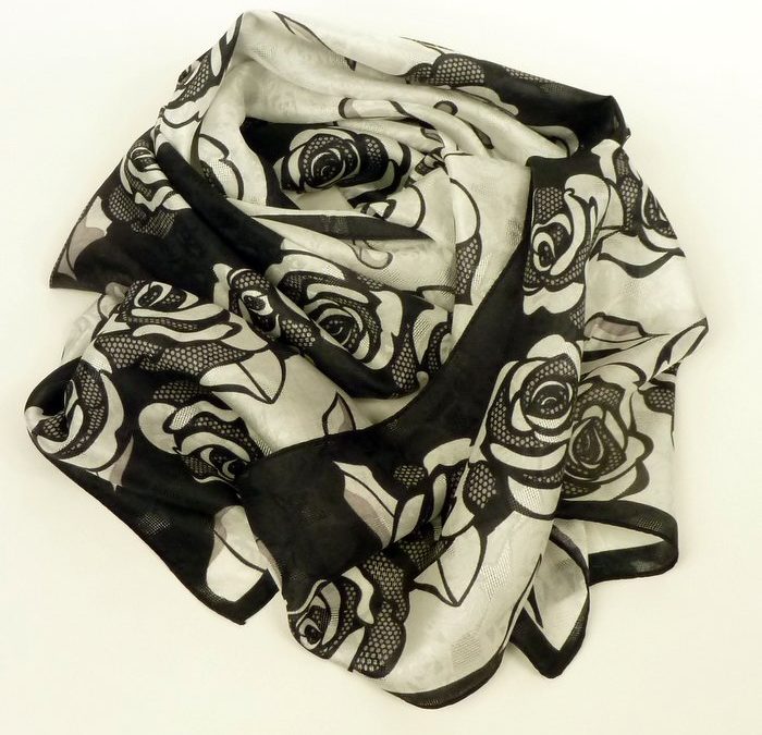 Szal jedwabny biało-czarny w róże