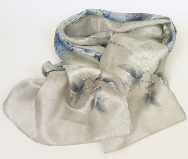 Szal jedwabny popielaty w kwiaty