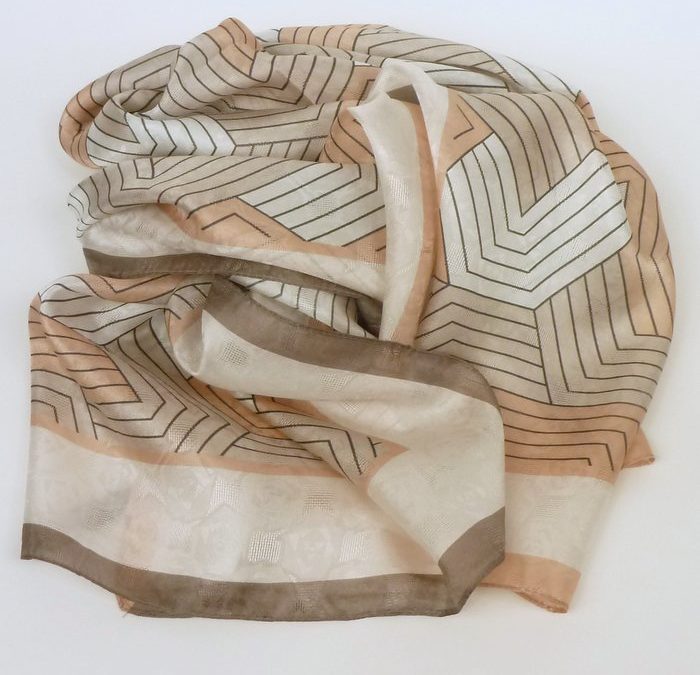 Szal jedwabny w geometryczny wzór